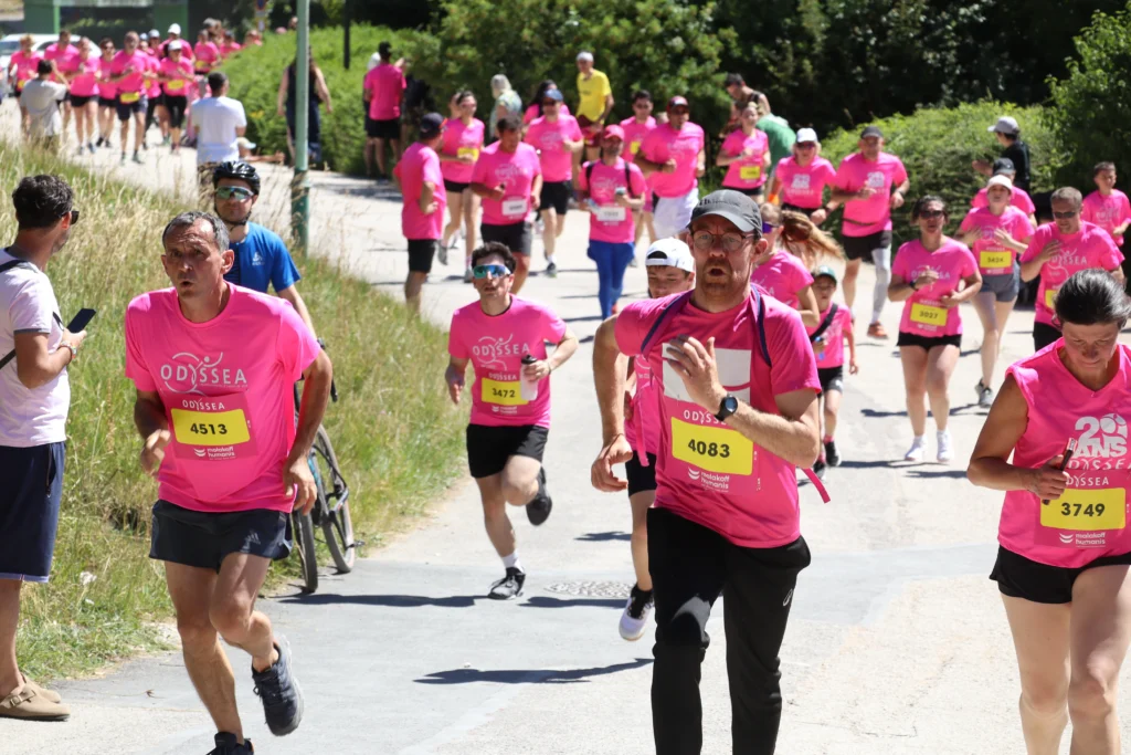 En images. La vague rose d’Odysséa a envahi le lac Kir à Dijon