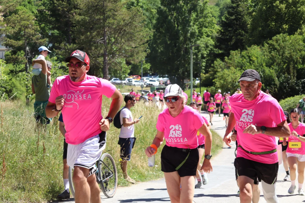En images. La vague rose d’Odysséa a envahi le lac Kir à Dijon