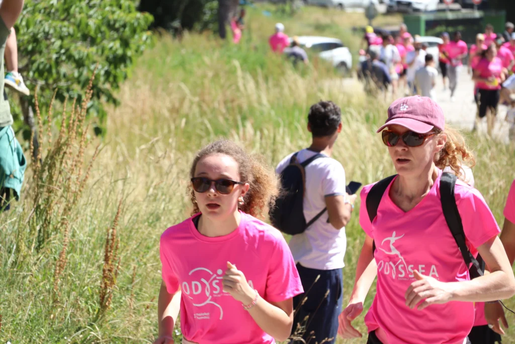 En images. La vague rose d’Odysséa a envahi le lac Kir à Dijon