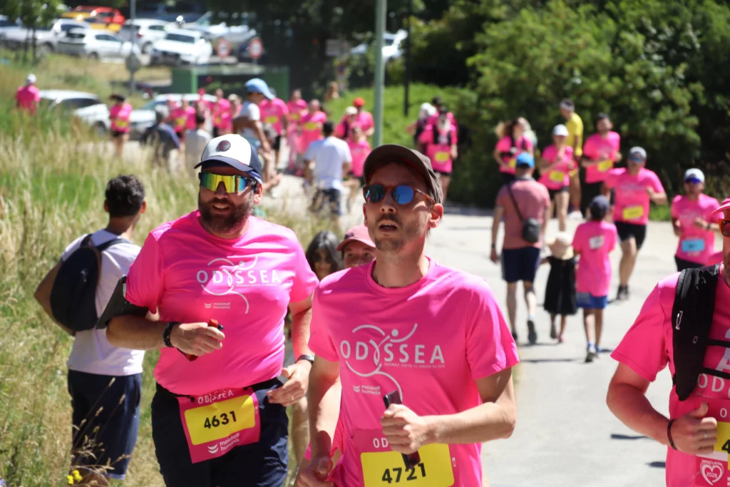 En images. La vague rose d’Odysséa a envahi le lac Kir à Dijon