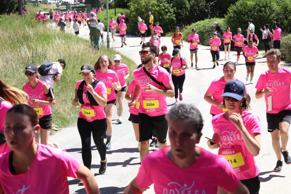 En images. La vague rose d’Odysséa a envahi le lac Kir à Dijon