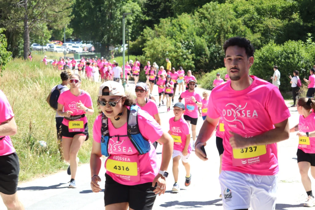 En images. La vague rose d’Odysséa a envahi le lac Kir à Dijon