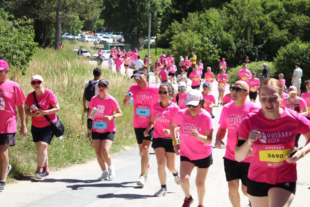 En images. La vague rose d’Odysséa a envahi le lac Kir à Dijon