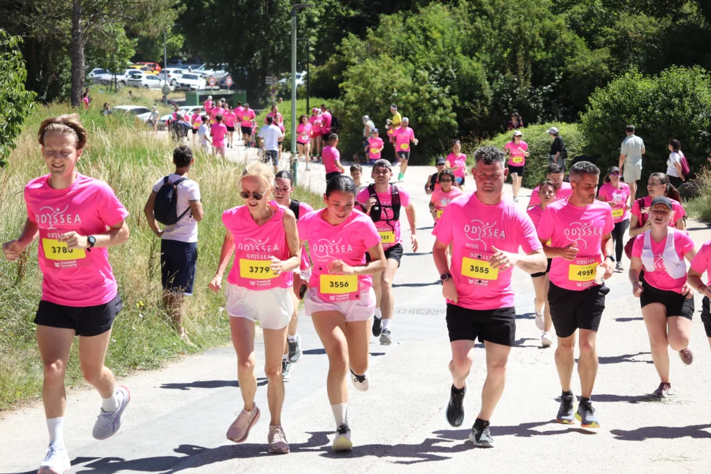 En images. La vague rose d’Odysséa a envahi le lac Kir à Dijon