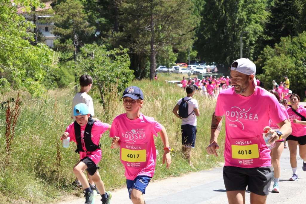 En images. La vague rose d’Odysséa a envahi le lac Kir à Dijon