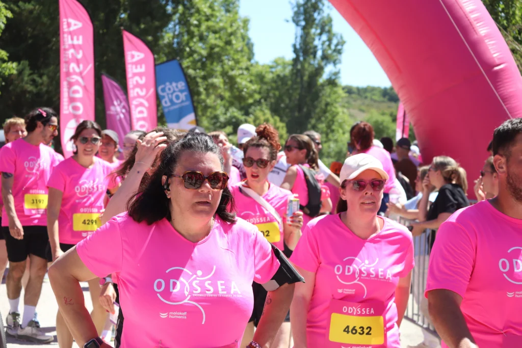 En images. La vague rose d’Odysséa a envahi le lac Kir à Dijon