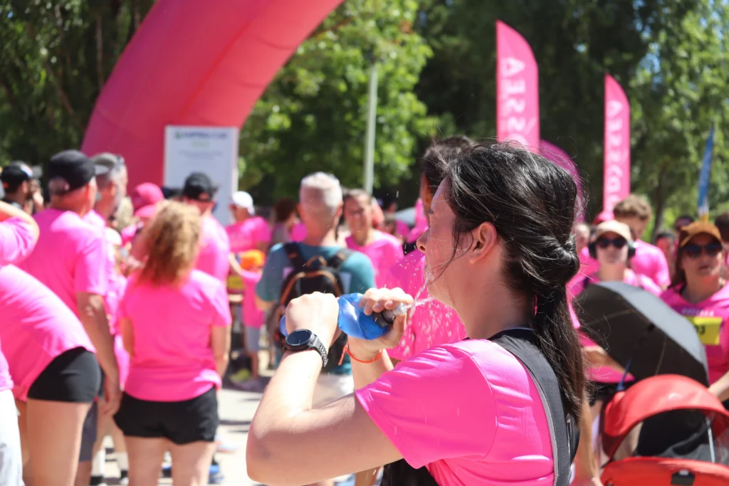 En images. La vague rose d’Odysséa a envahi le lac Kir à Dijon