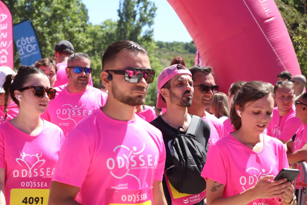 En images. La vague rose d’Odysséa a envahi le lac Kir à Dijon