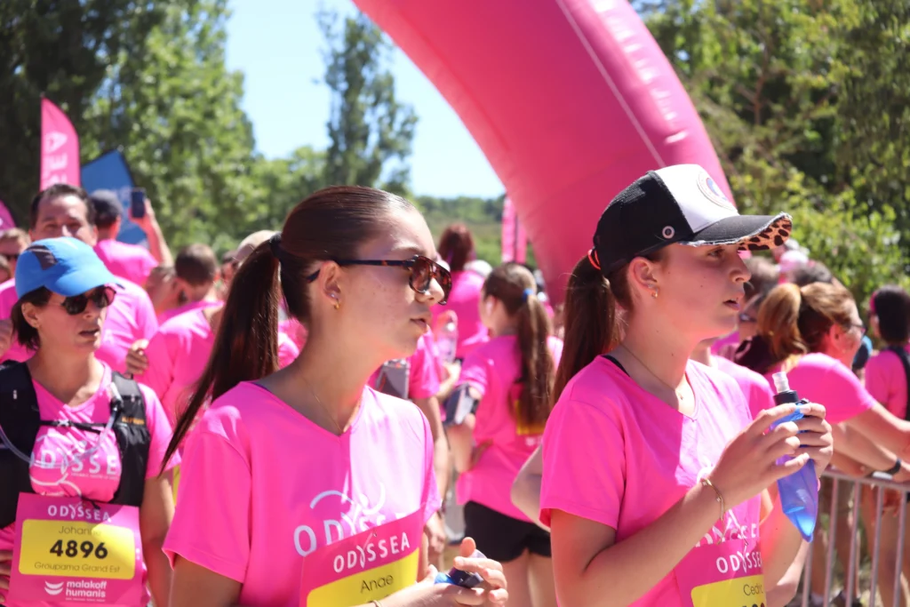 En images. La vague rose d’Odysséa a envahi le lac Kir à Dijon