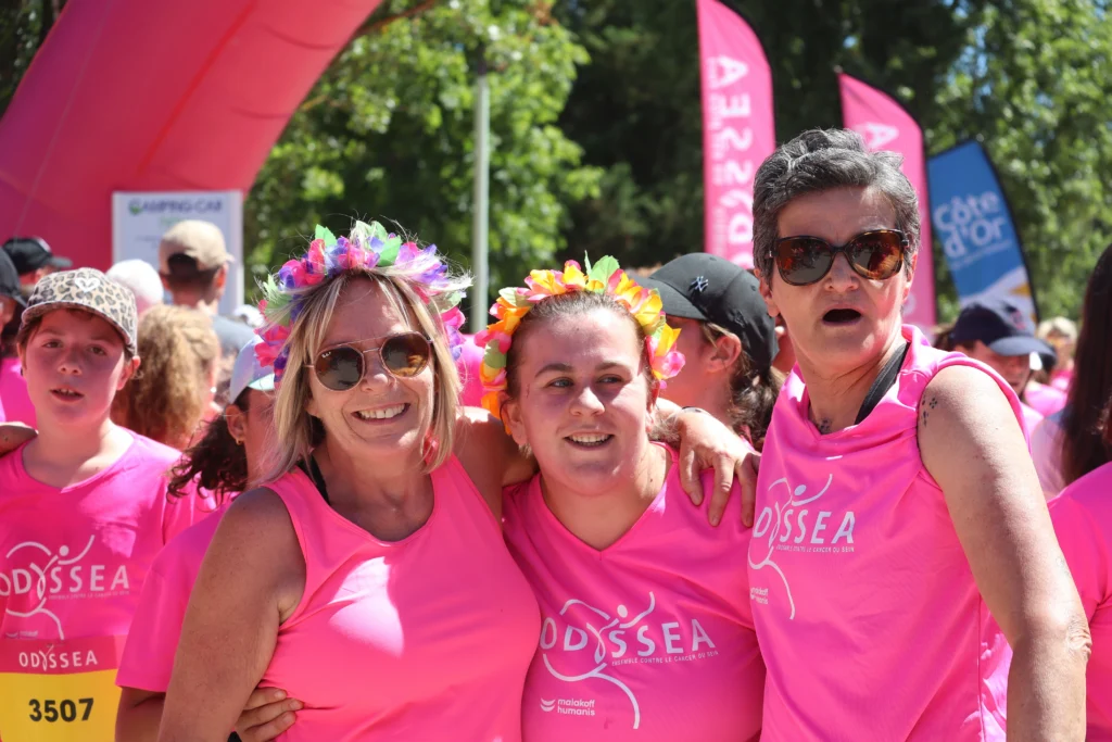 En images. La vague rose d’Odysséa a envahi le lac Kir à Dijon
