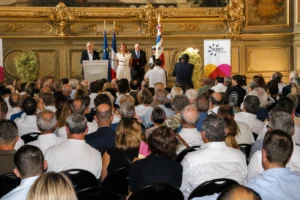 En images : Nathalie Koenders décorée de la Légion d’honneur à la mairie de Dijon