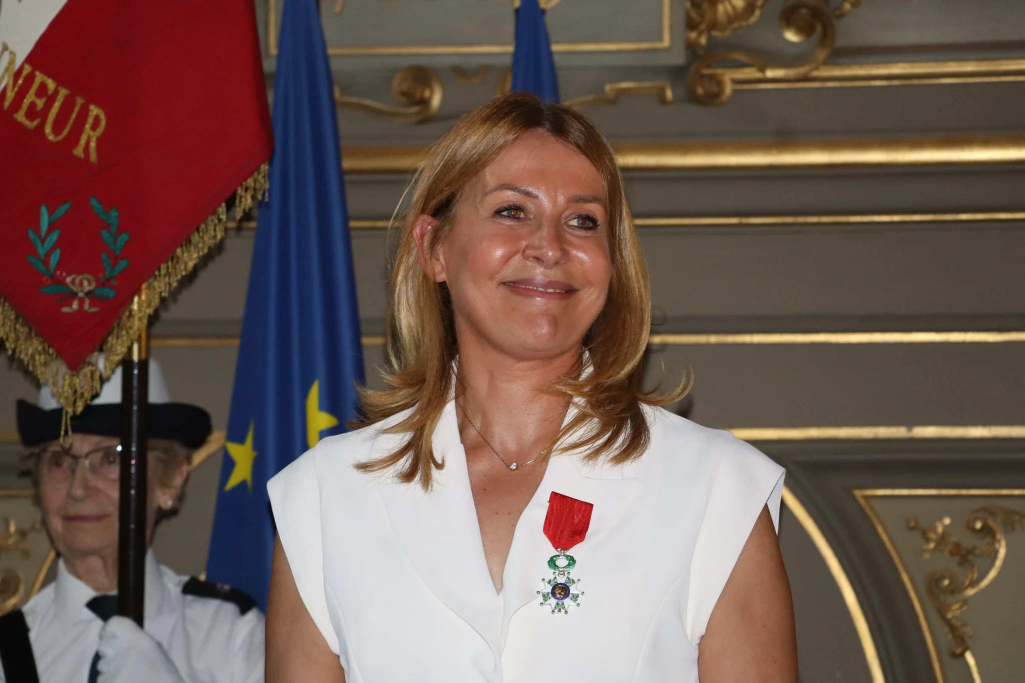 Nathalie Koenders reçoit les insignes de chevalier de la Légion d’honneur à Dijon
