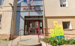 Canicule à Perrigny-lès-Dijon : le conseil municipal déplacé dans le parc, la salle Chantal-Bernard fermée
