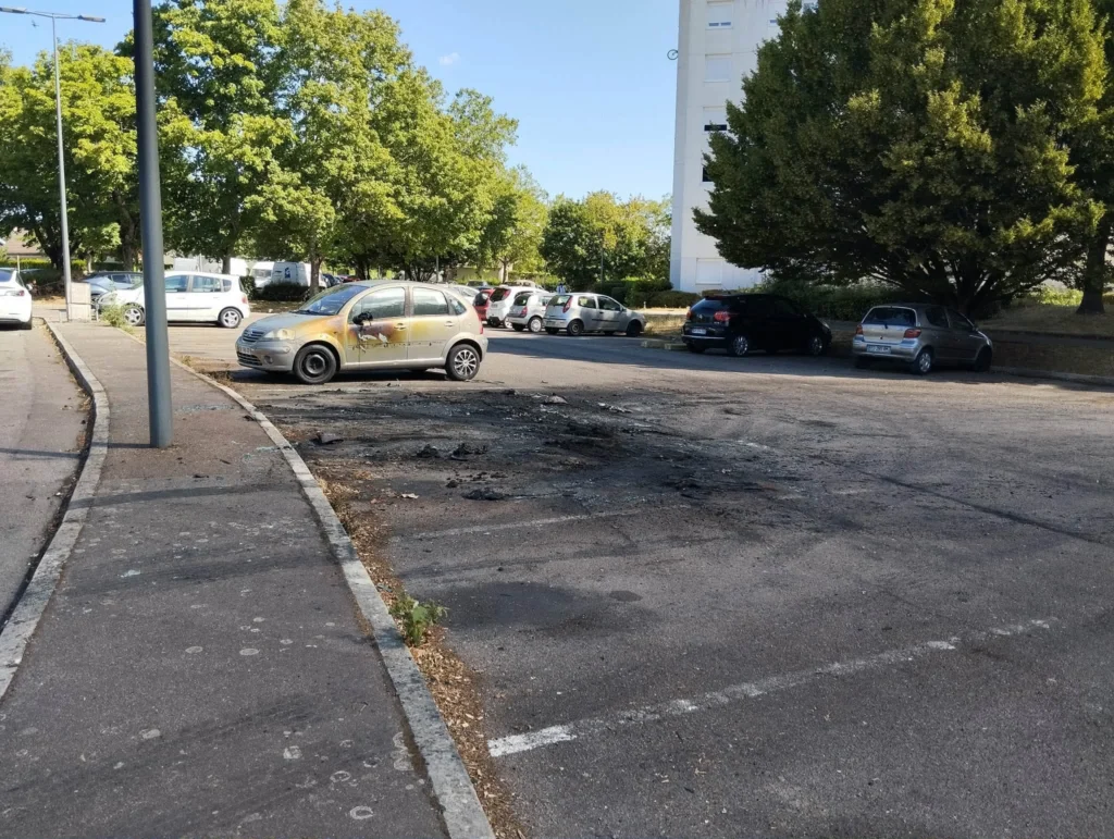 Plusieurs véhicules incendiés au Bief du Moulin : l’opposition municipale dénonce un climat de plus en plus tendu à Longvic