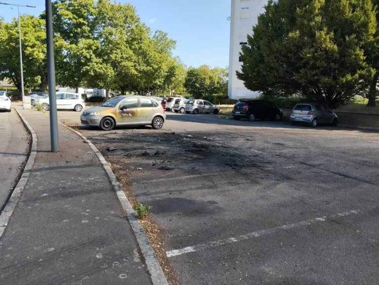 Plusieurs véhicules incendiés au Bief du Moulin : l’opposition municipale dénonce un climat de plus en plus tendu à Longvic