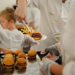 Le burger « 100 % local » à la cantine : quand la ville de Dijon déroule le tapis rouge à Foodies
