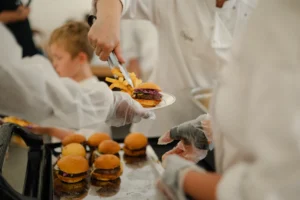 Le burger « 100 % local » à la cantine : quand la ville de Dijon déroule le tapis rouge à Foodies
