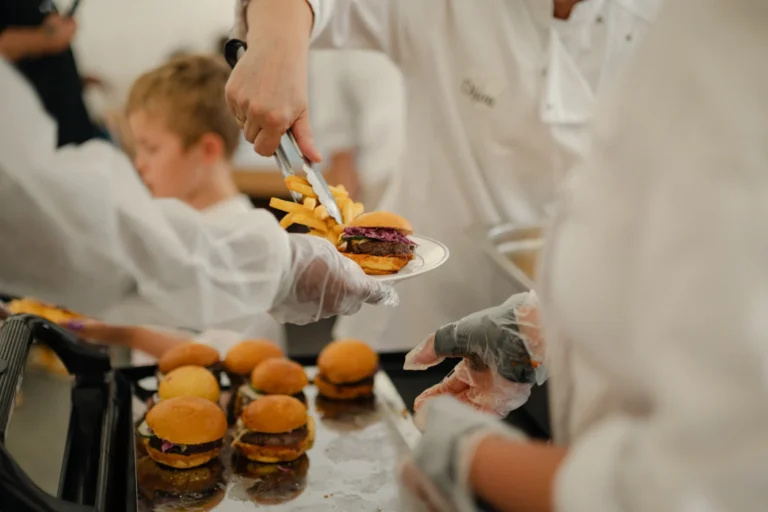 Le burger « 100 % local » à la cantine : quand la ville de Dijon déroule le tapis rouge à Foodies